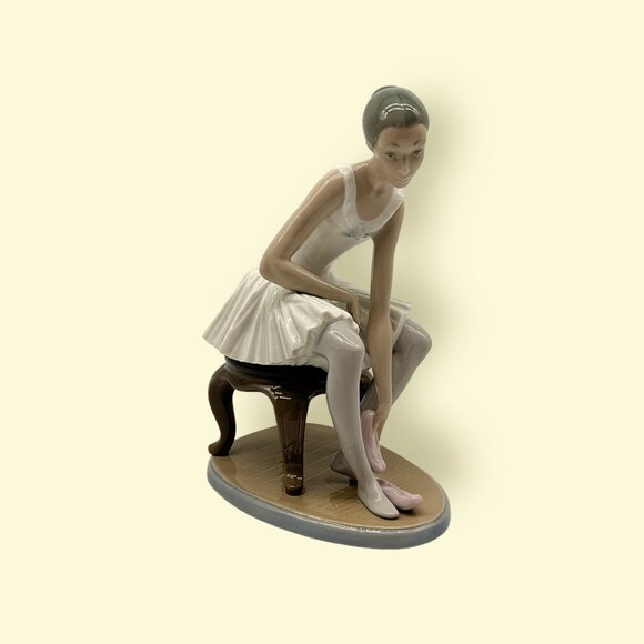 Lladro NAO Figurine Elegant Ballet Ballerina Seated Putting On Slippers No. 387 - Picture 4 of 16
